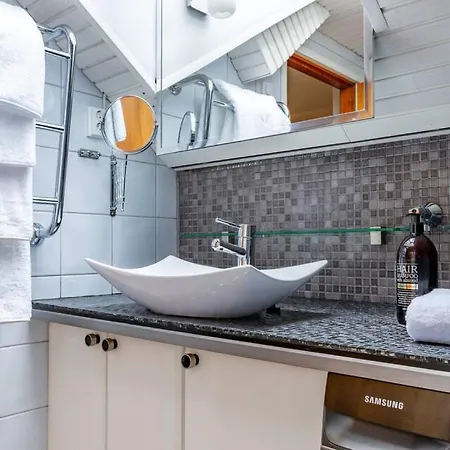 Scandi Loft, Jacuzzi, Balcony, Aircon *