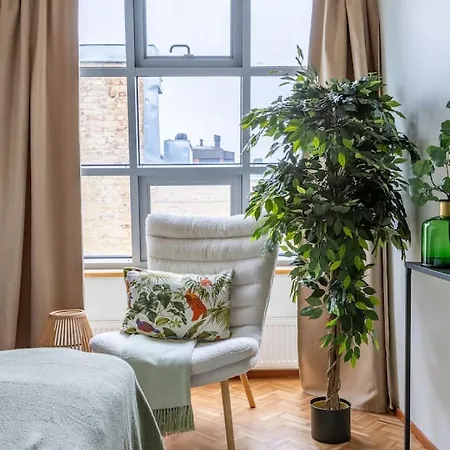 Lägenhet Scandi Loft, Jacuzzi, Balcony, Aircon *