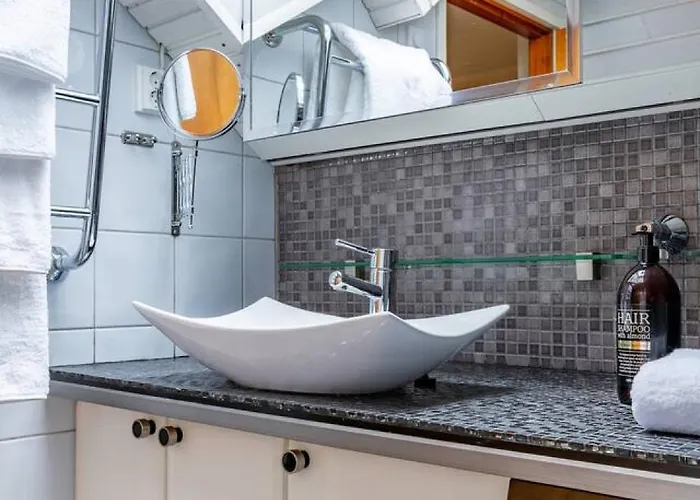 Scandi Loft, Jacuzzi, Balcony, Aircon *